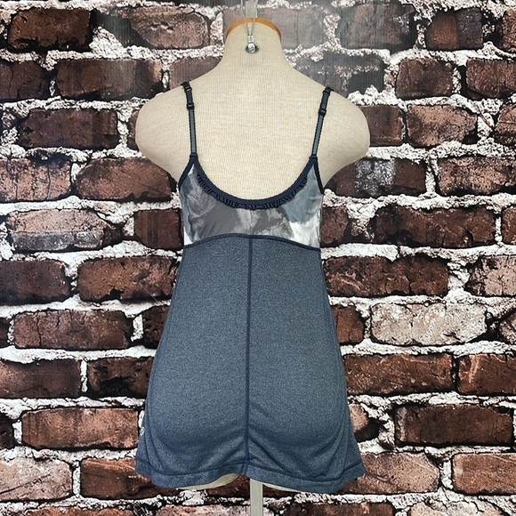 Lululemon Tank Top Women's 6 Grey Built-in Bra Sleeveless Athletic Top - Picture 10 of 15